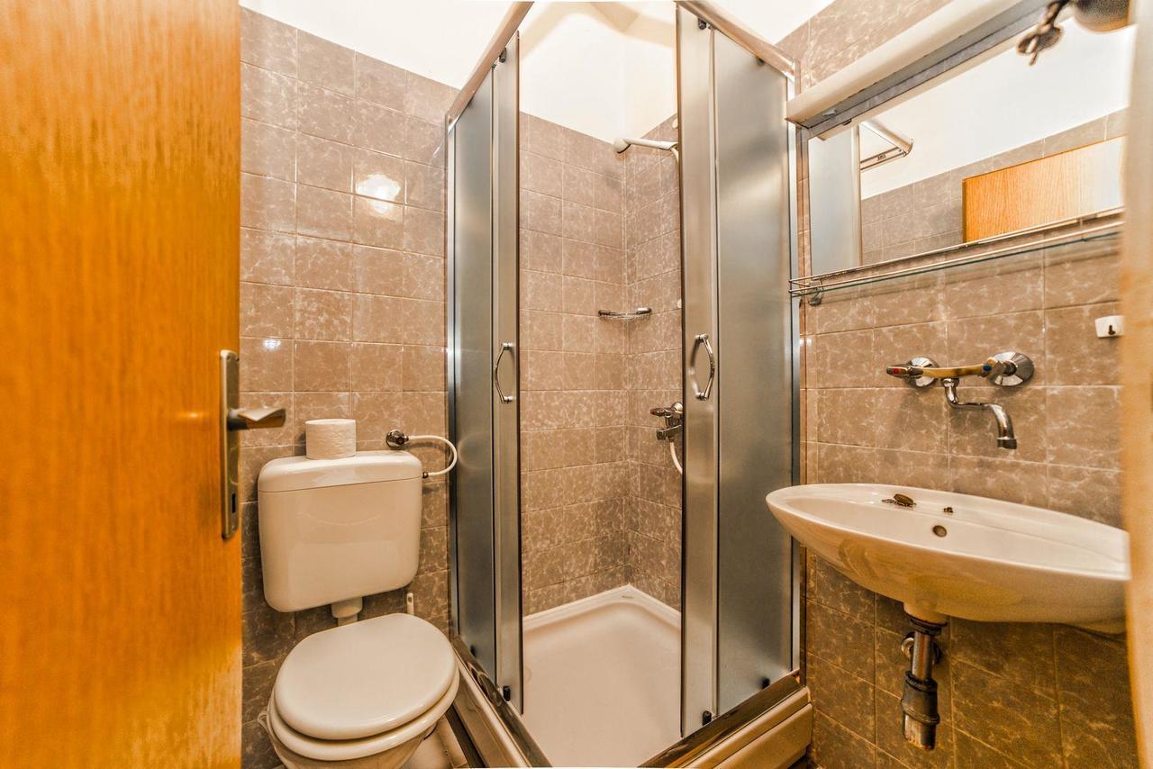 Apartments And Rooms Ana Pomer 217 Екстериор снимка