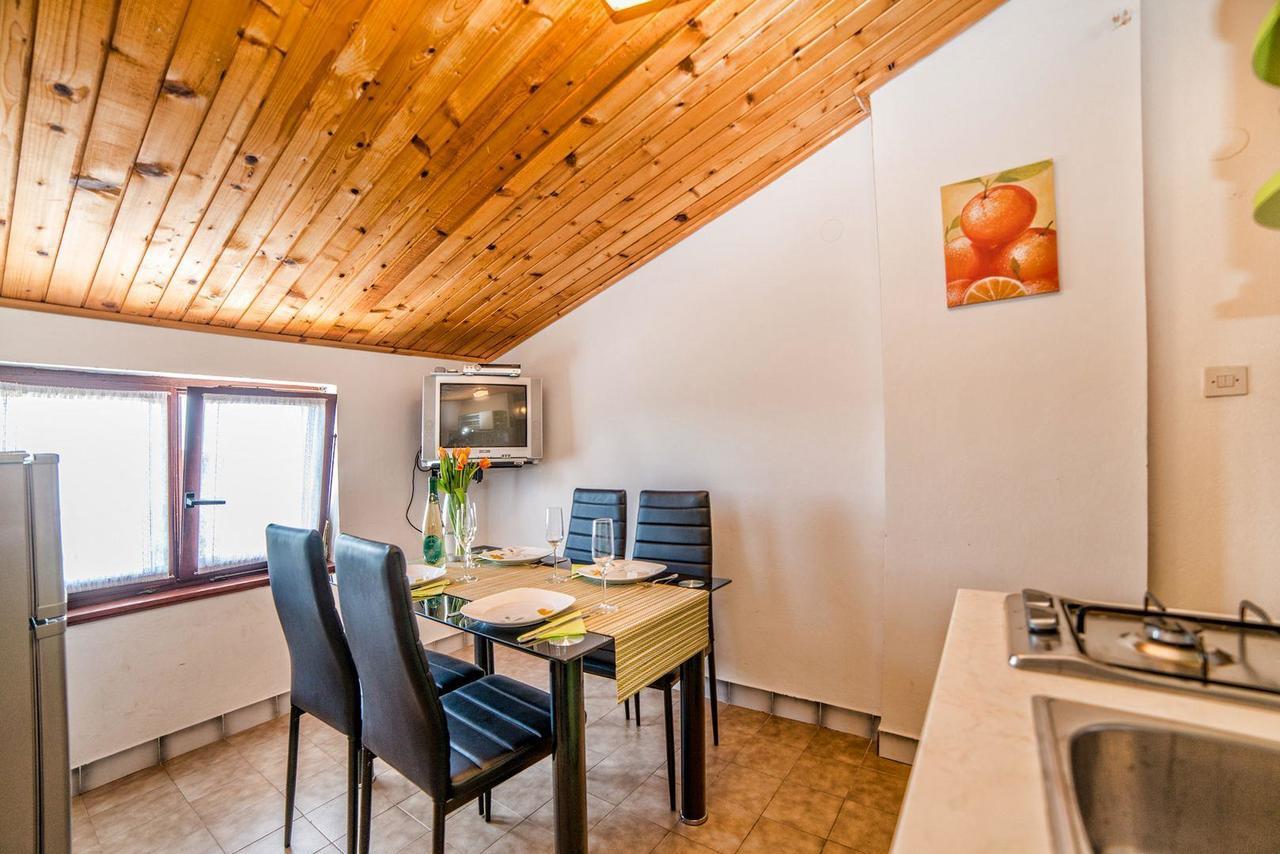 Apartments And Rooms Ana Pomer 217 Екстериор снимка