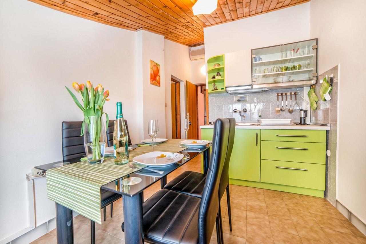 Apartments And Rooms Ana Pomer 217 Екстериор снимка